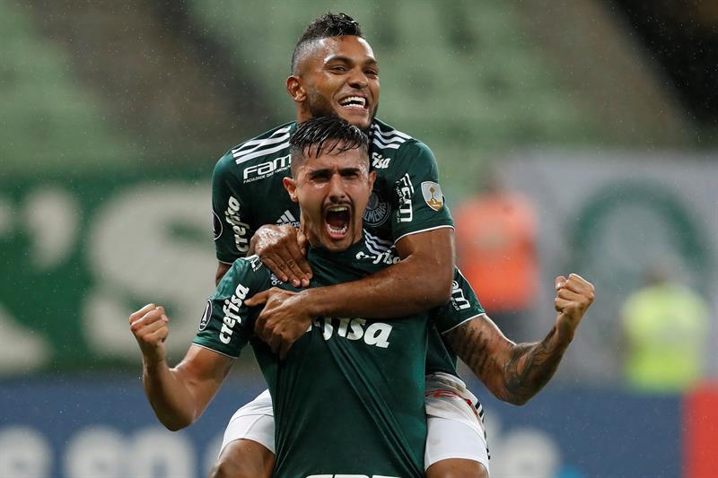 Thiago Martins celebra su gol con Miguel Borja ante de Alianza Lima.